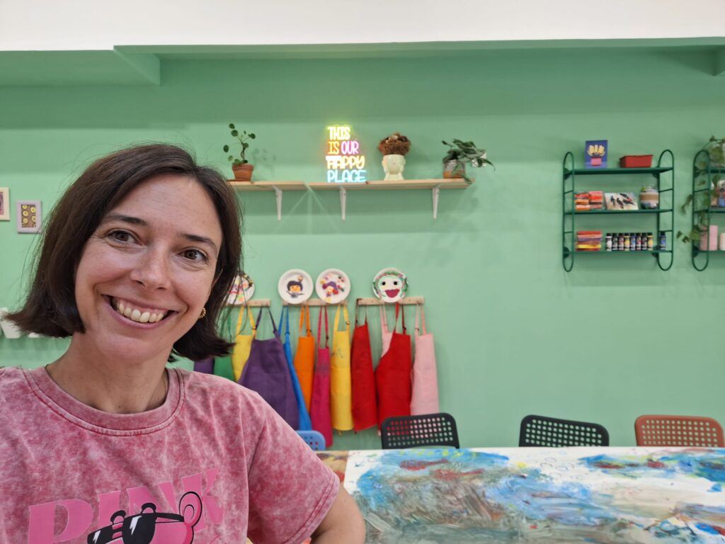 Ana, teacher de The Makery Huelva, en el espacio creativo para niños con talleres, manualidades e inglés.